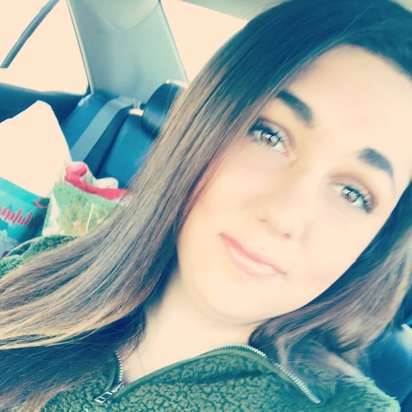 Meet your Posher, Alyssa - Picture 1 of 1